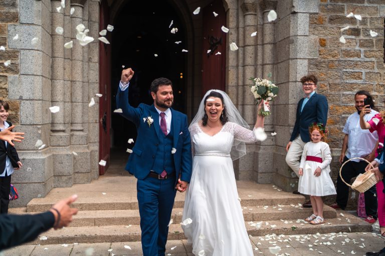 Photo de mariage à la sortie de l'église