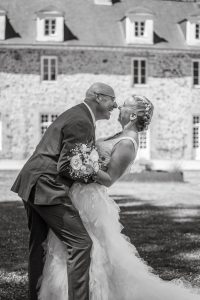Photo de mariage mariés entrain de s'embrasser